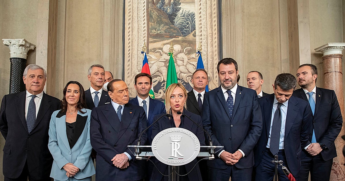 En el centro, la futura nueva primera ministra italiana, Giorgia Meloni, rodeada por Berlusconi y Salvini
