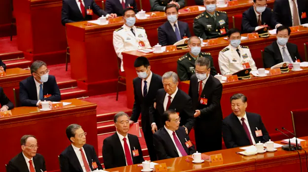 Al abandonar por la fuerza el Congreso, Hu Jintao posa su brazo sobre el hombro del primer ministro Li Keqiang, su favorito para sucederle hace una década