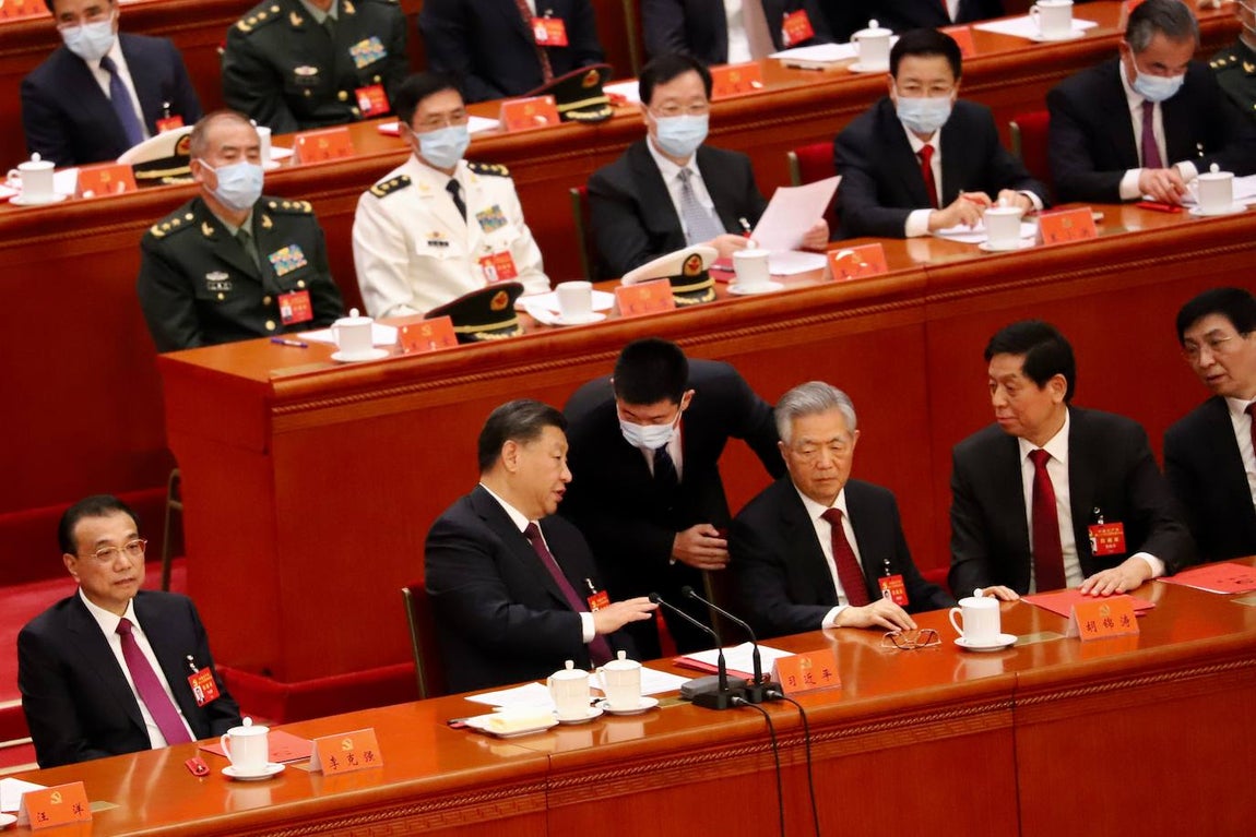 A continuación, aparece un bedel del Gran Palacio del Pueblo, a quien Xi Jinping da otra orden con gestos contundentes. Hu Jintao se muestra sorprendido.