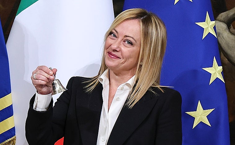 ¿Qué significado tiene la campanilla que le dio Draghi a Meloni en el traspaso de poderes en Italia?
