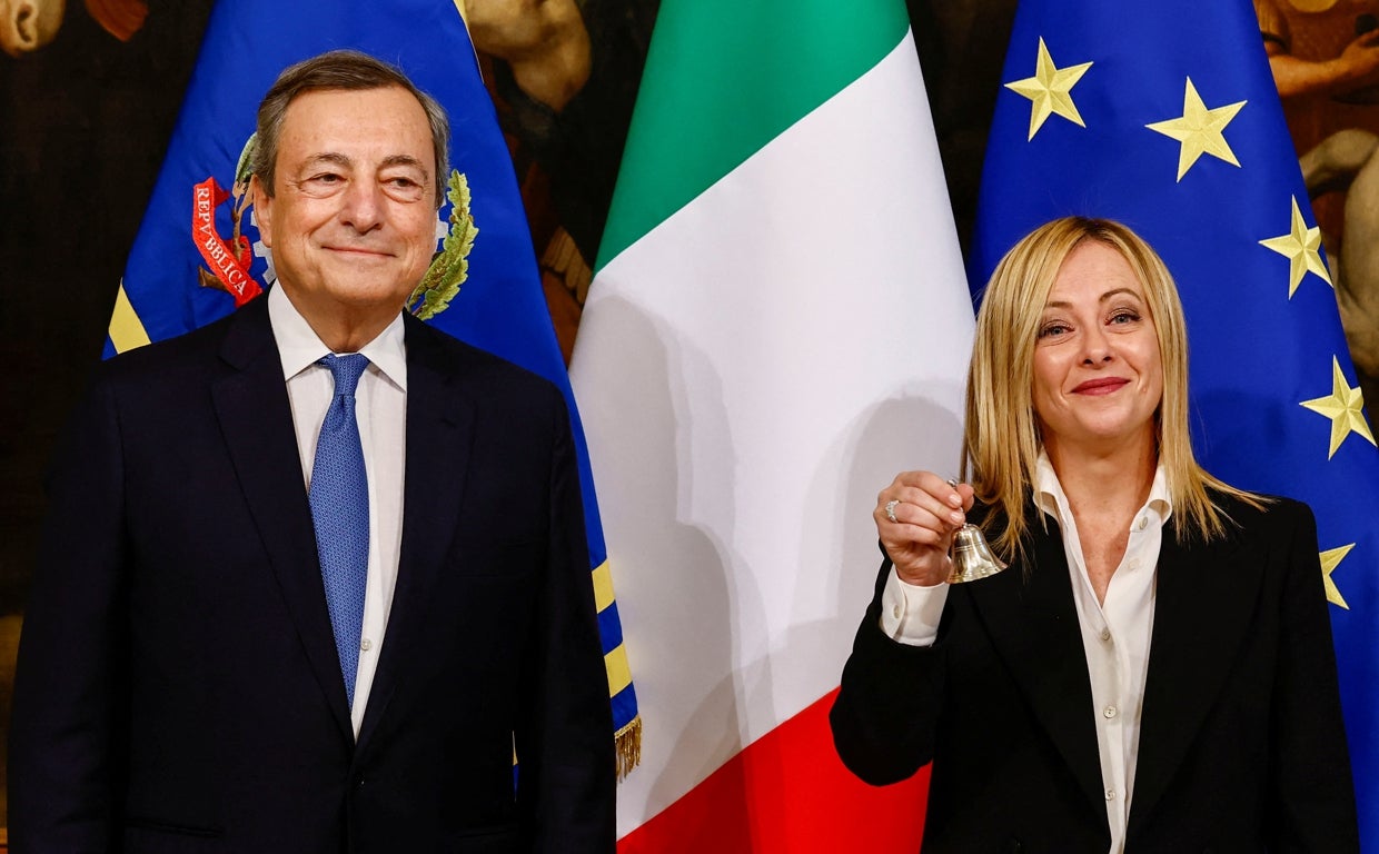 Meloni recibe de Draghi la simbólica campanilla con la que se convocan los consejos de ministros