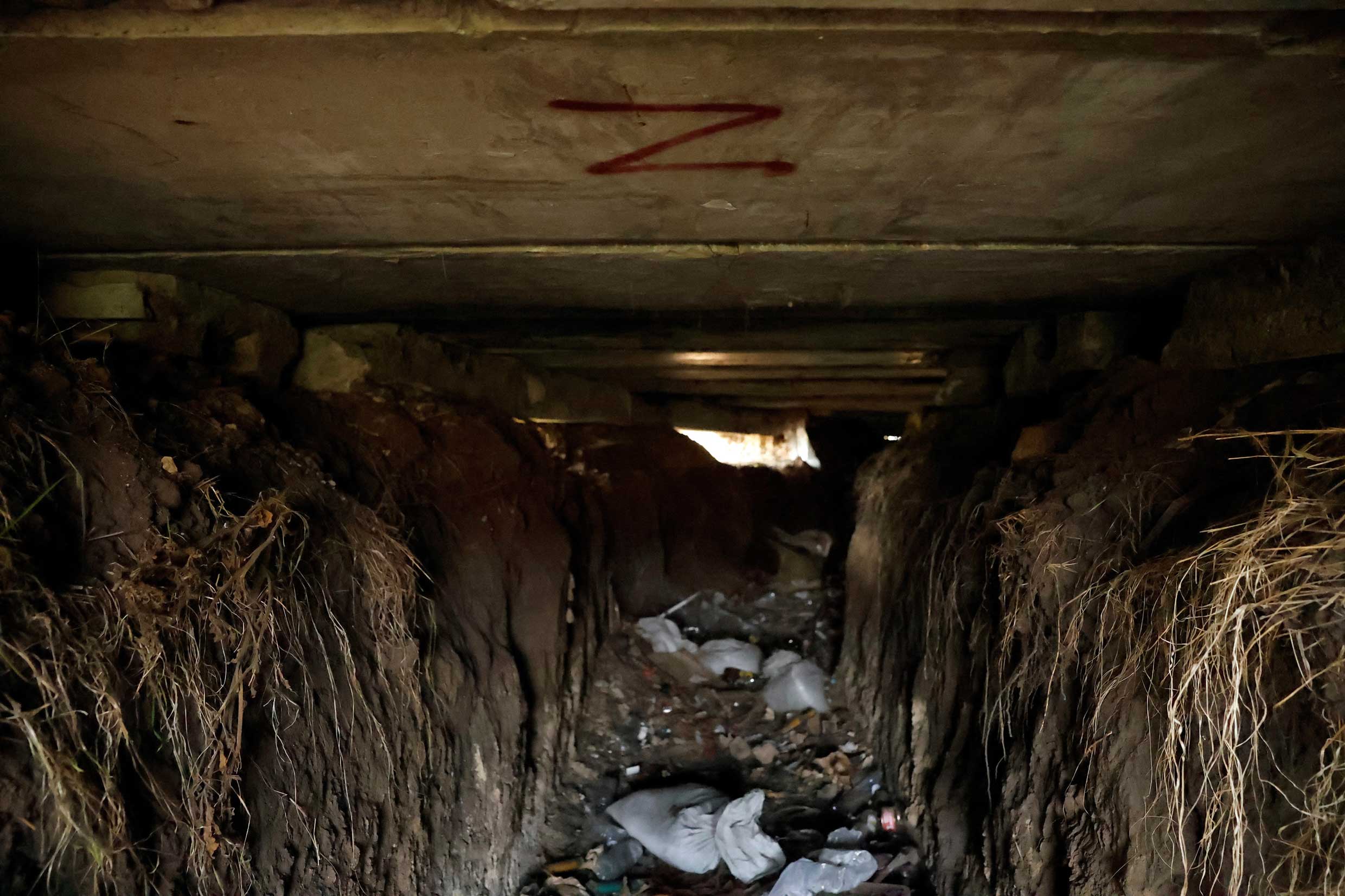 En el interior de una trinchera rusa abandonada