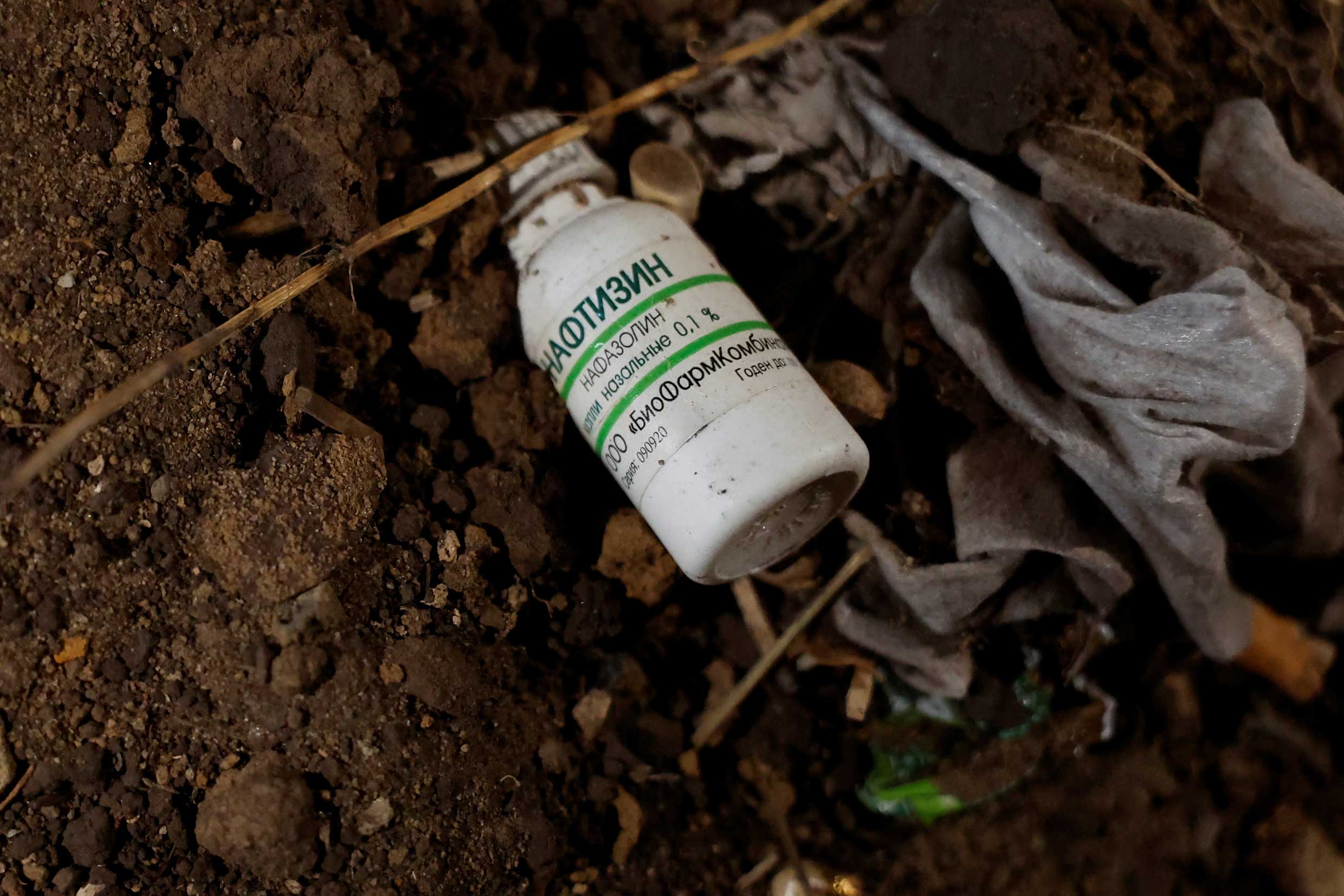 Un bote de medicamento en el interior de una trinchera rusa abandonada