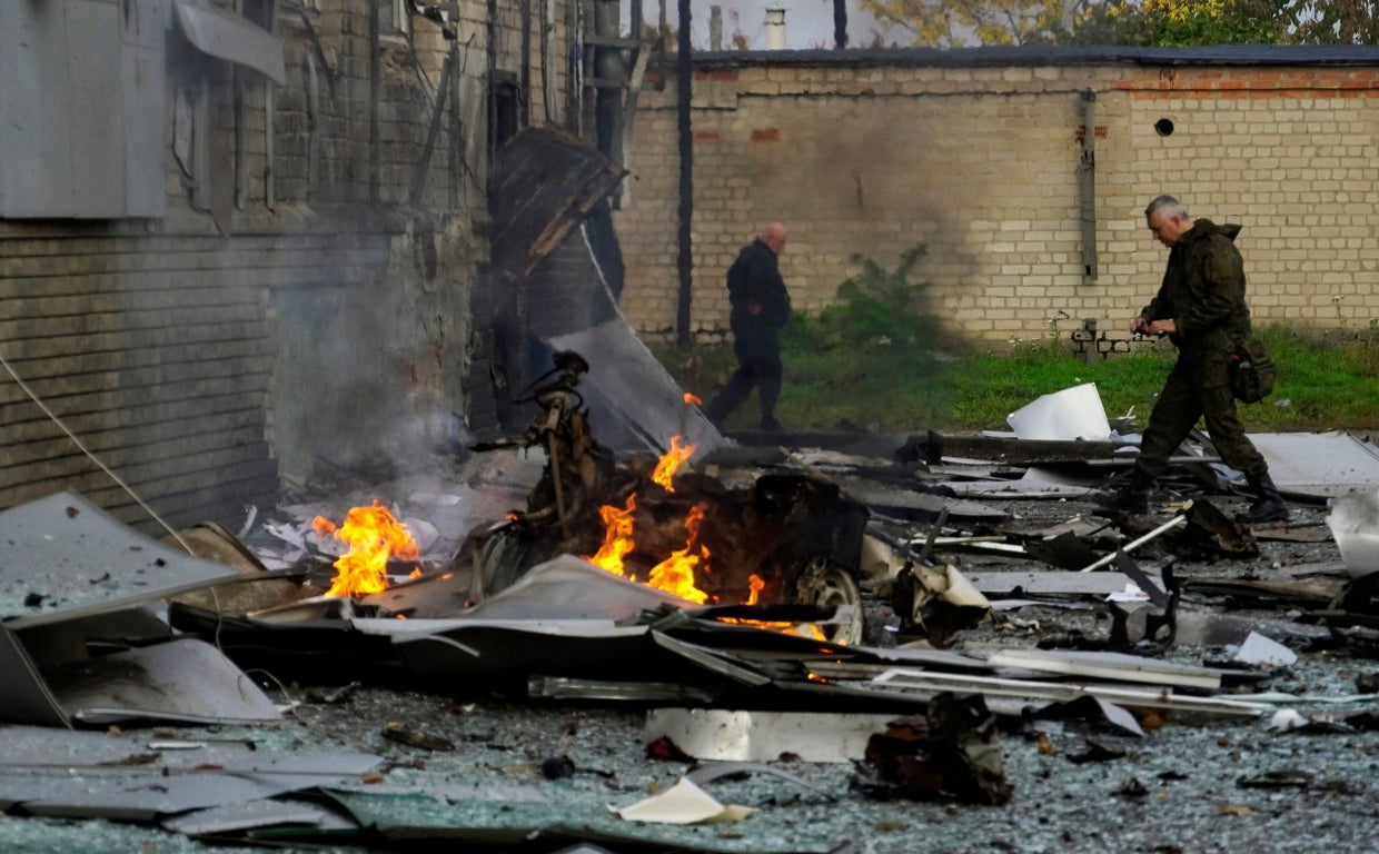 Las afueras de un edificio, tras la detonación de un artefacto este martes.