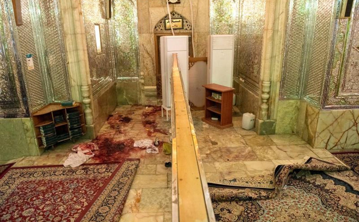 Sangre y daños después de un ataque en el Santuario Shah Cheragh en Shiraz.