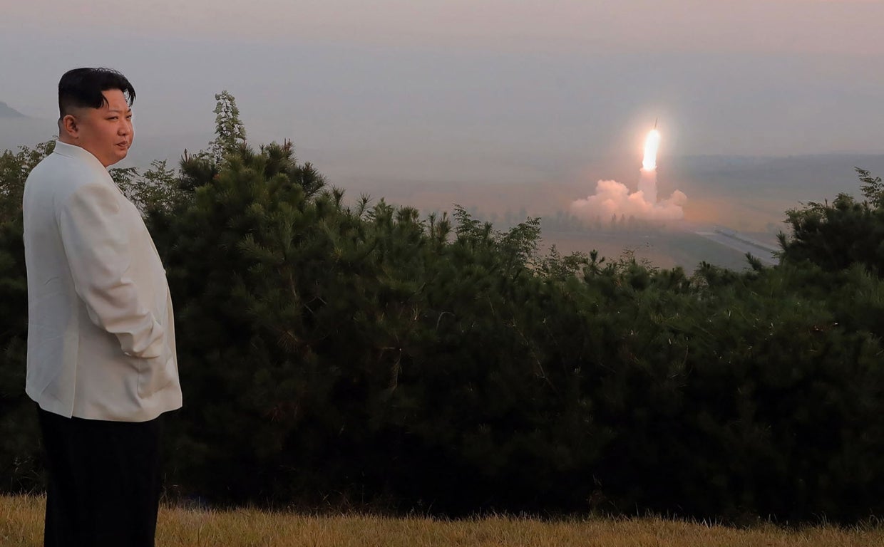 Fotografía de Kim Jong Un mientras supervisa el lanzamiento de un misil