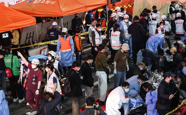En fotos: mortal estampida humana en una fiesta de Halloween en Seúl