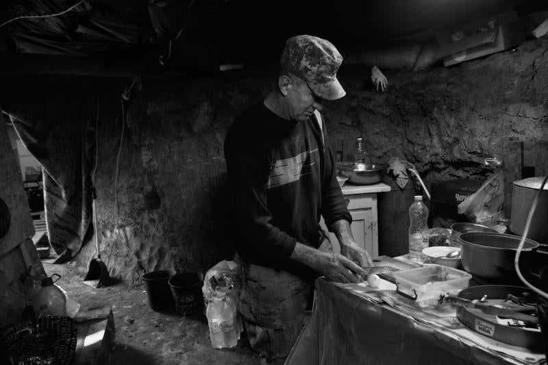 Dimitri es un veterano del Ejercito soviético. Es voluntario y regresó 32 años después a un frente de guerra. Además de combatir contra las tropas rusas es el cocinero de la unidad que prepara el asalto a Jersón