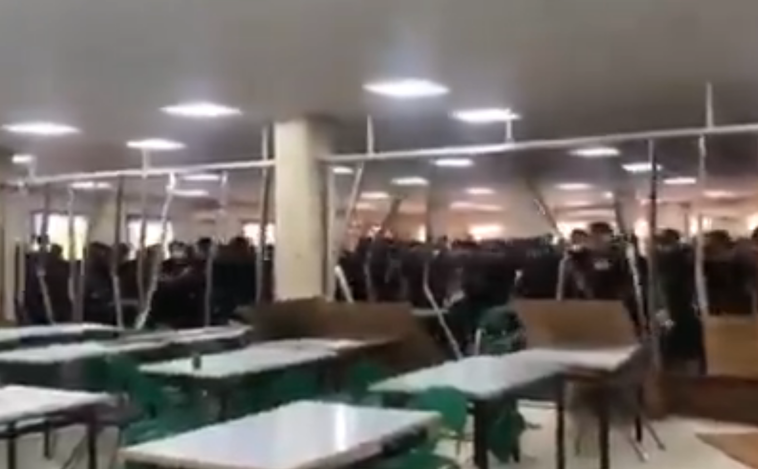 Universitarios en Irán derriban el muro de la cafetería que separa la zona de hombres y mujeres