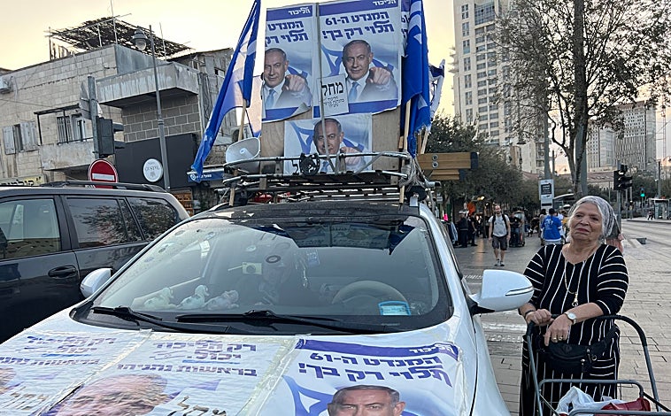 Imagen principal - Netanyahu aspira a volver al poder en las quintas elecciones en Israel en menos de cuatro años