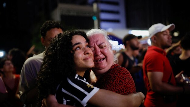 Simpatizantes del expresidente y candidato a la presidencia de Brasil, Luiz Inacio Lula da Silva, se abrazan en la Avenida Paulista, en Sao Paulo