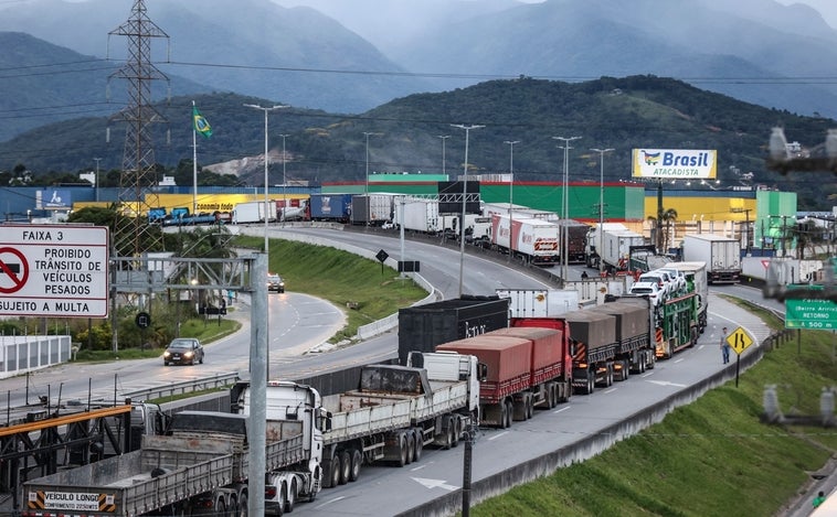 El Supremo ordena desbloquear las carreteras mientras Bolsonaro sigue sin comparecer