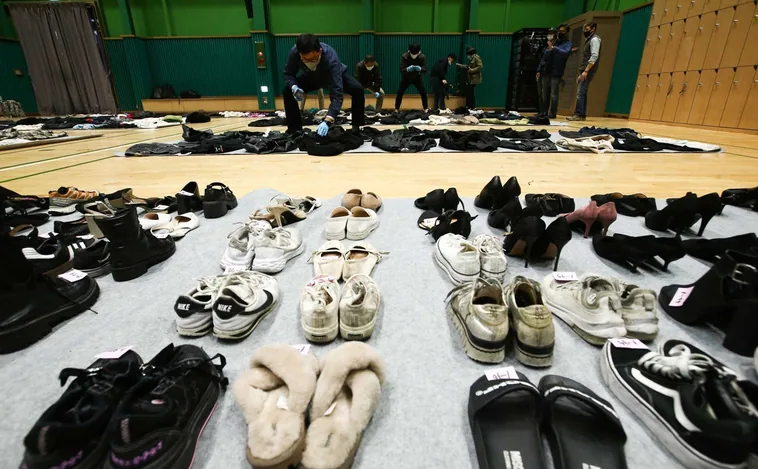 Las autoridades exponen los objetos que dejaron atrás las víctimas en la estampida mortal de Seúl