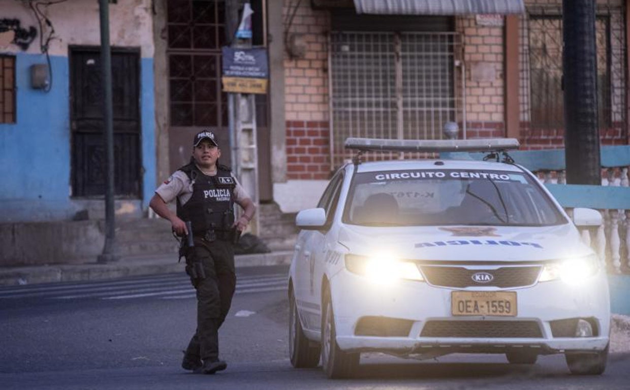Un agente vigila tras el estallido de violencia en la ciudad de Durán