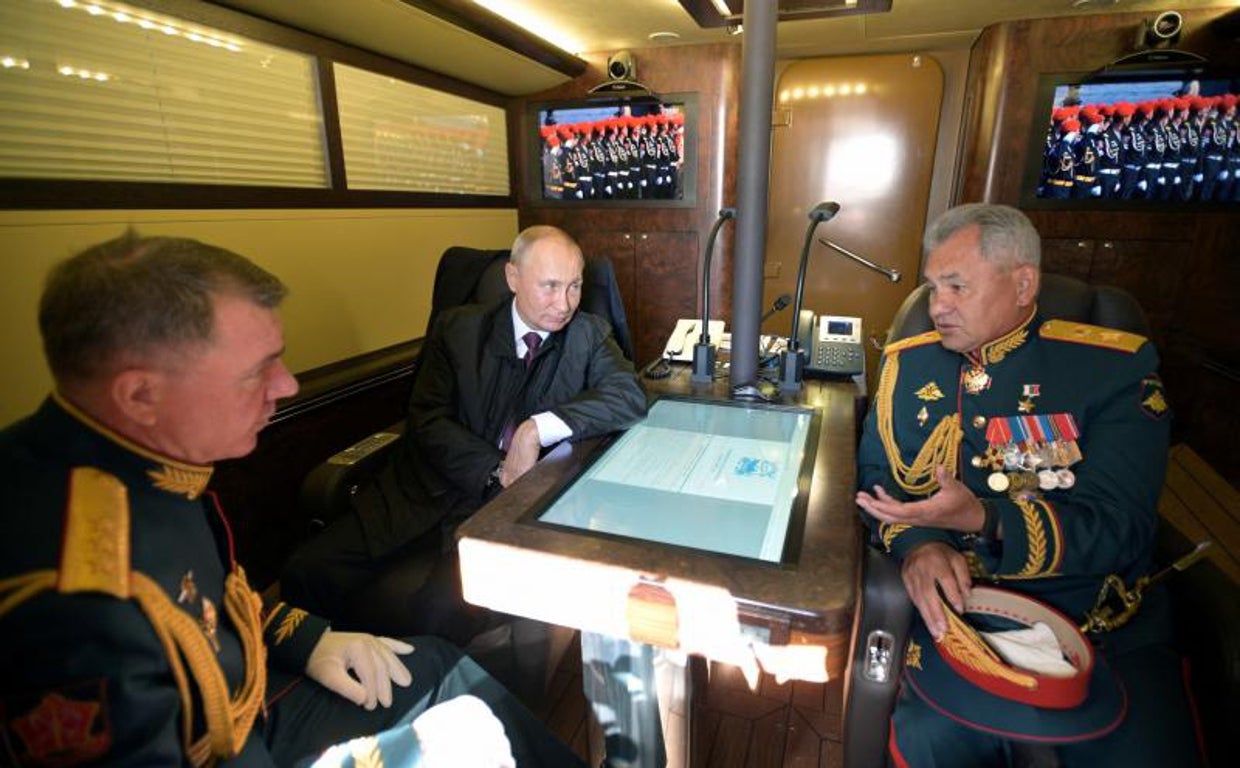 Vladímir Putin escucha al ministro de Defensa ruso Serguei Shoigu