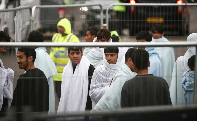 El hacinamiento en un centro de inmigrantes en Reino Unido provoca la primera crisis en el Gobierno de Sunak