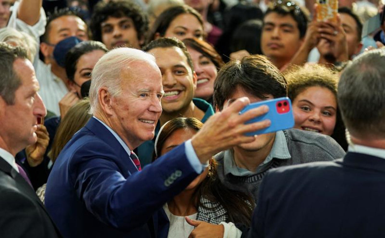 Biden haciéndose un selfi con un fan en San Diego, California