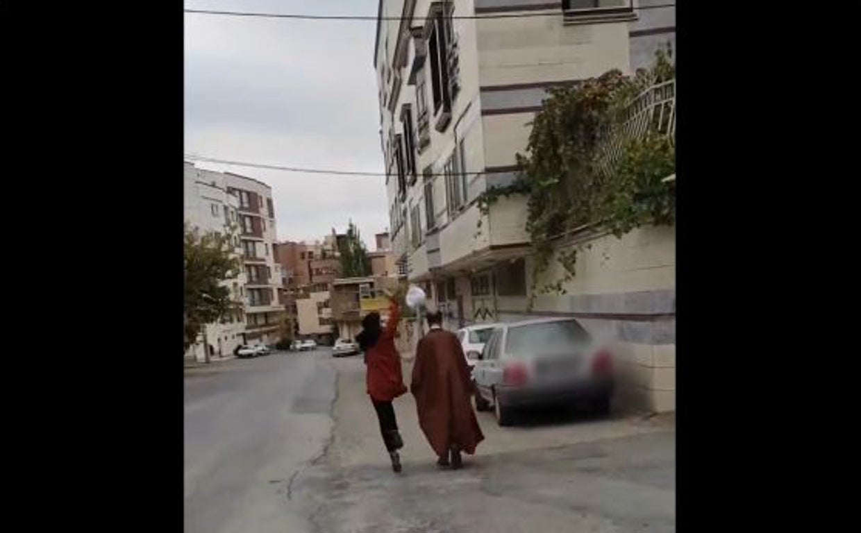 Momento en el que una joven le quita el