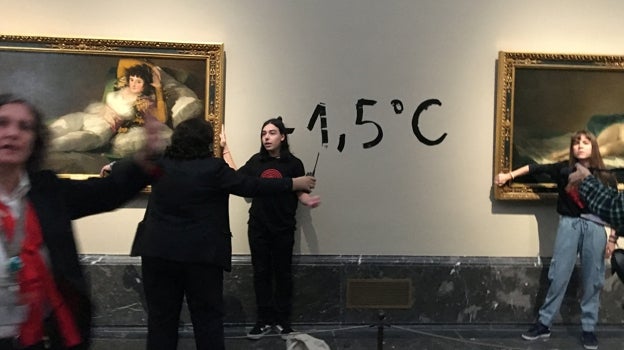 Unas activistas este sábado junto a Las Majas de Goya, en el Museo del Prado