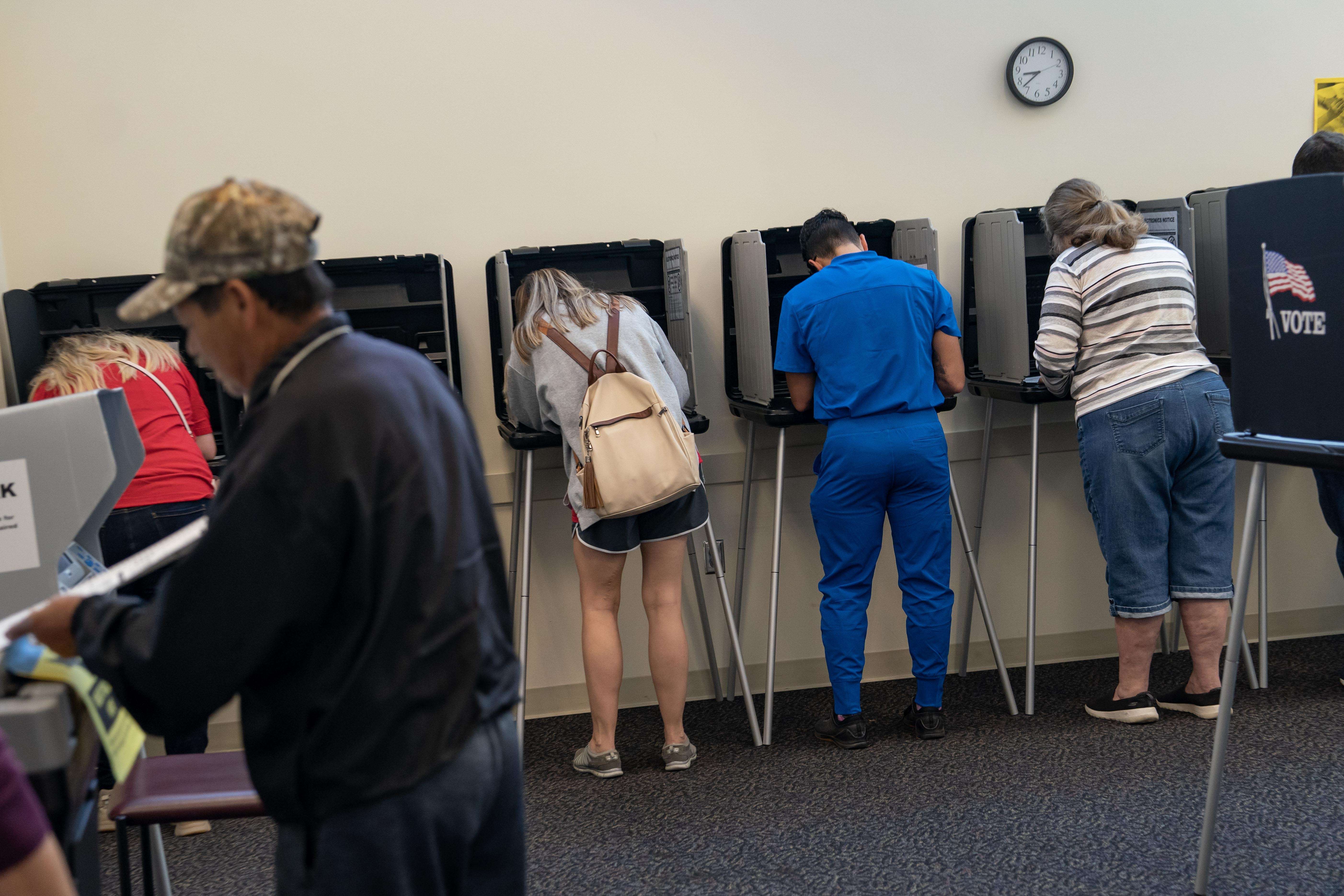 Varios ciudadanos votan en Fuquay Varina, Carolina del Norte.
