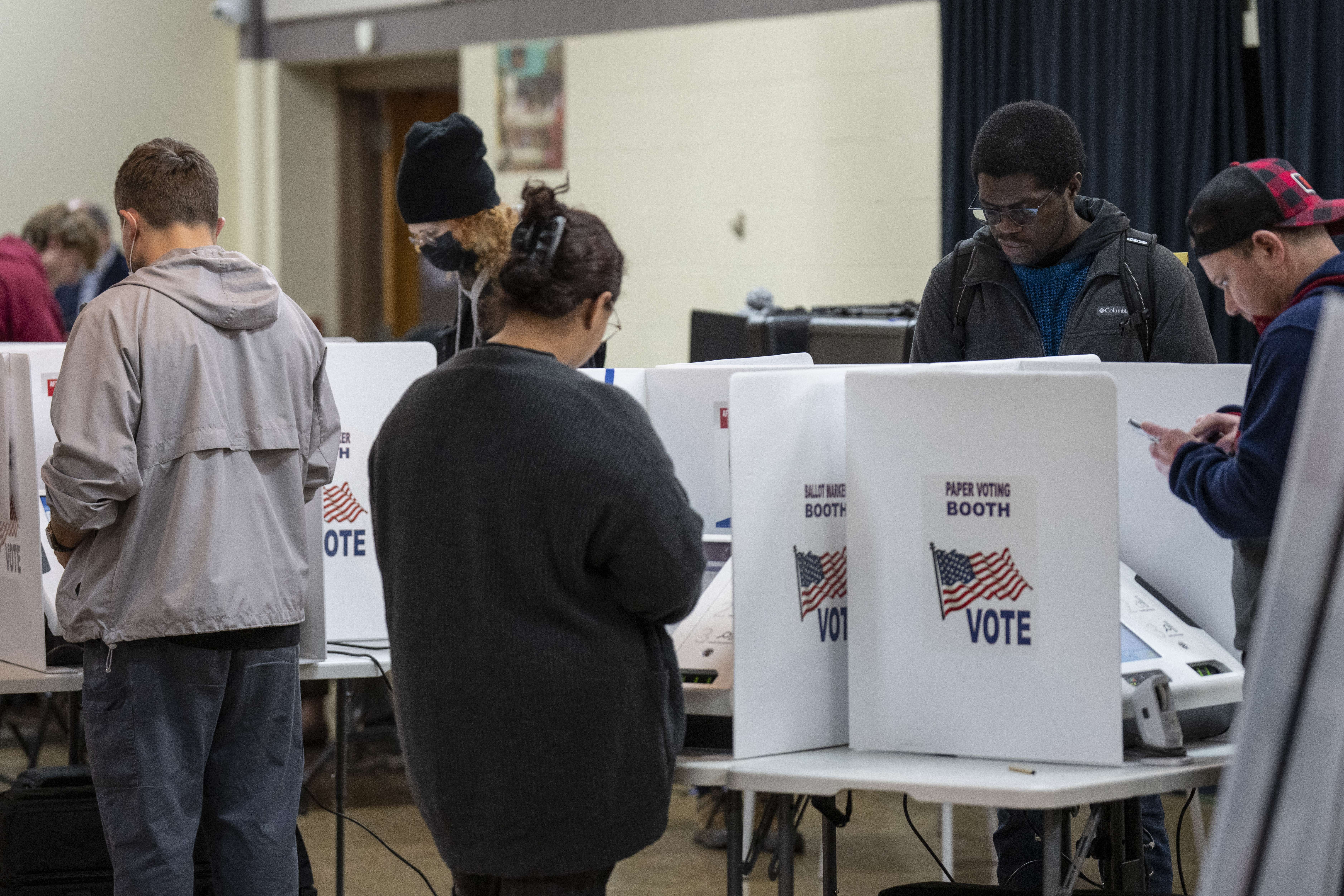 La gente vota en  la iglesia de Cristo de Indianola en Columbus, Ohio.