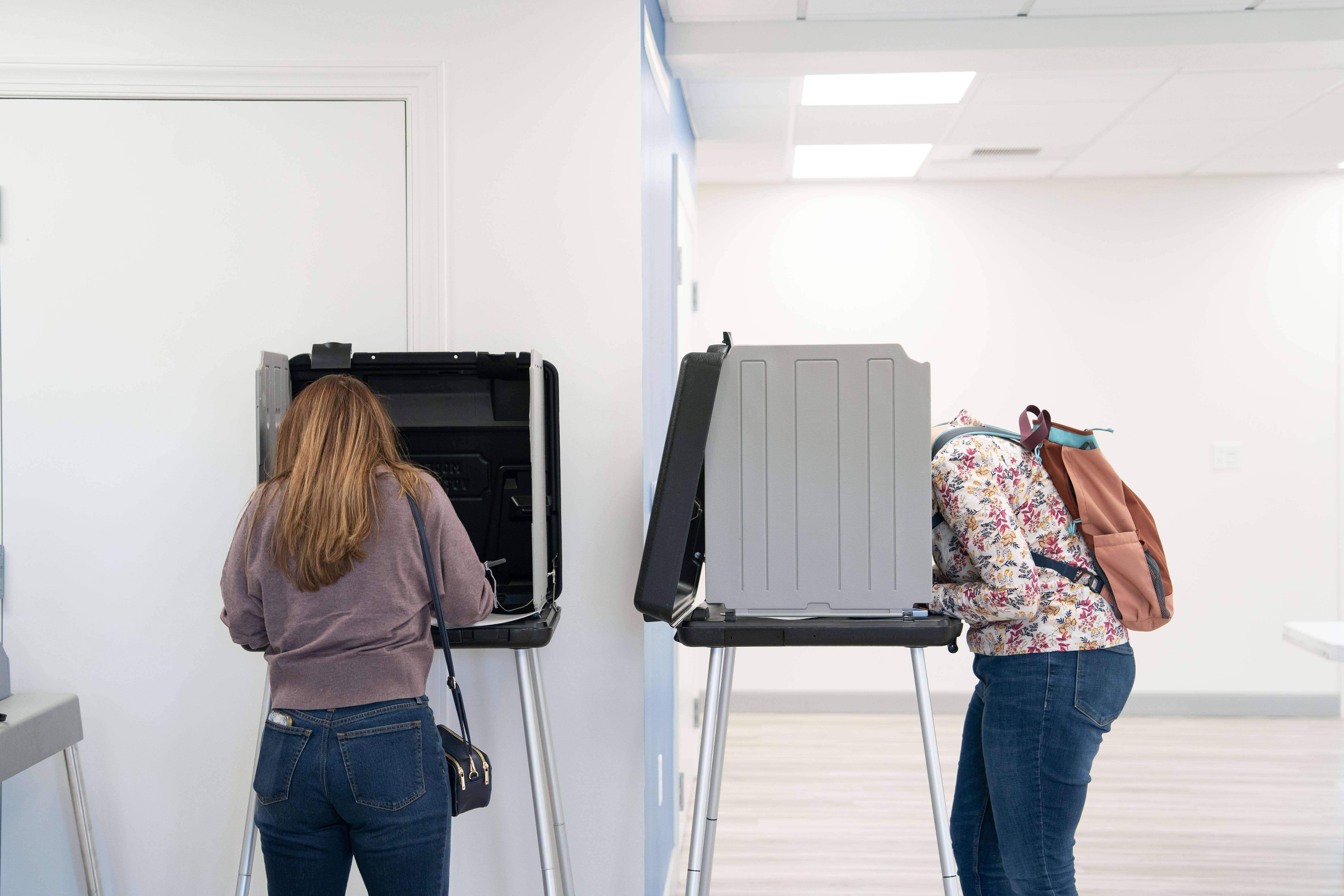 Dos mujeres votan en Fuquay Varina, Carolina del Norte.