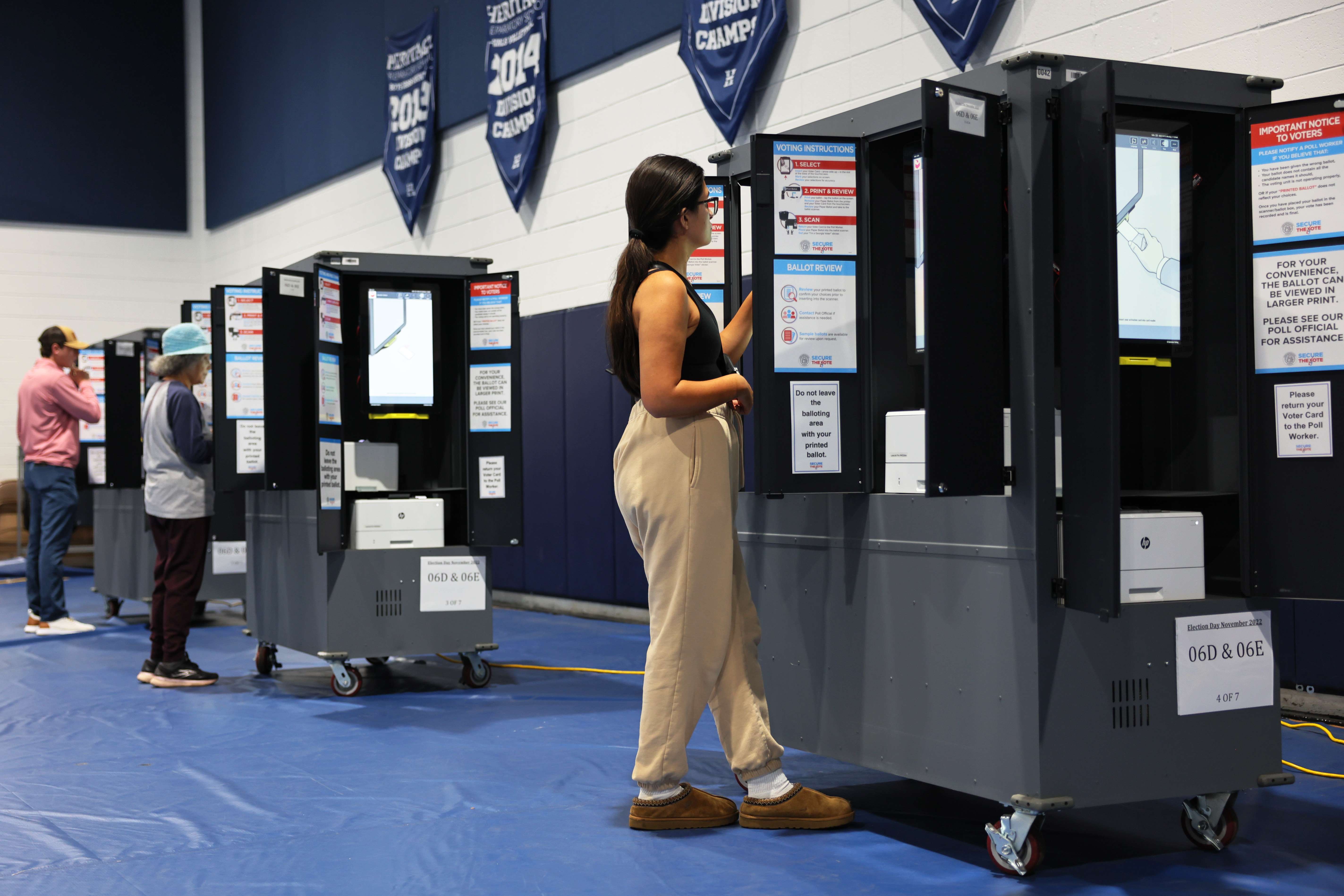 Varias personas votan en la iglesia Bautista Morningside  en Atlanta, Georgia.