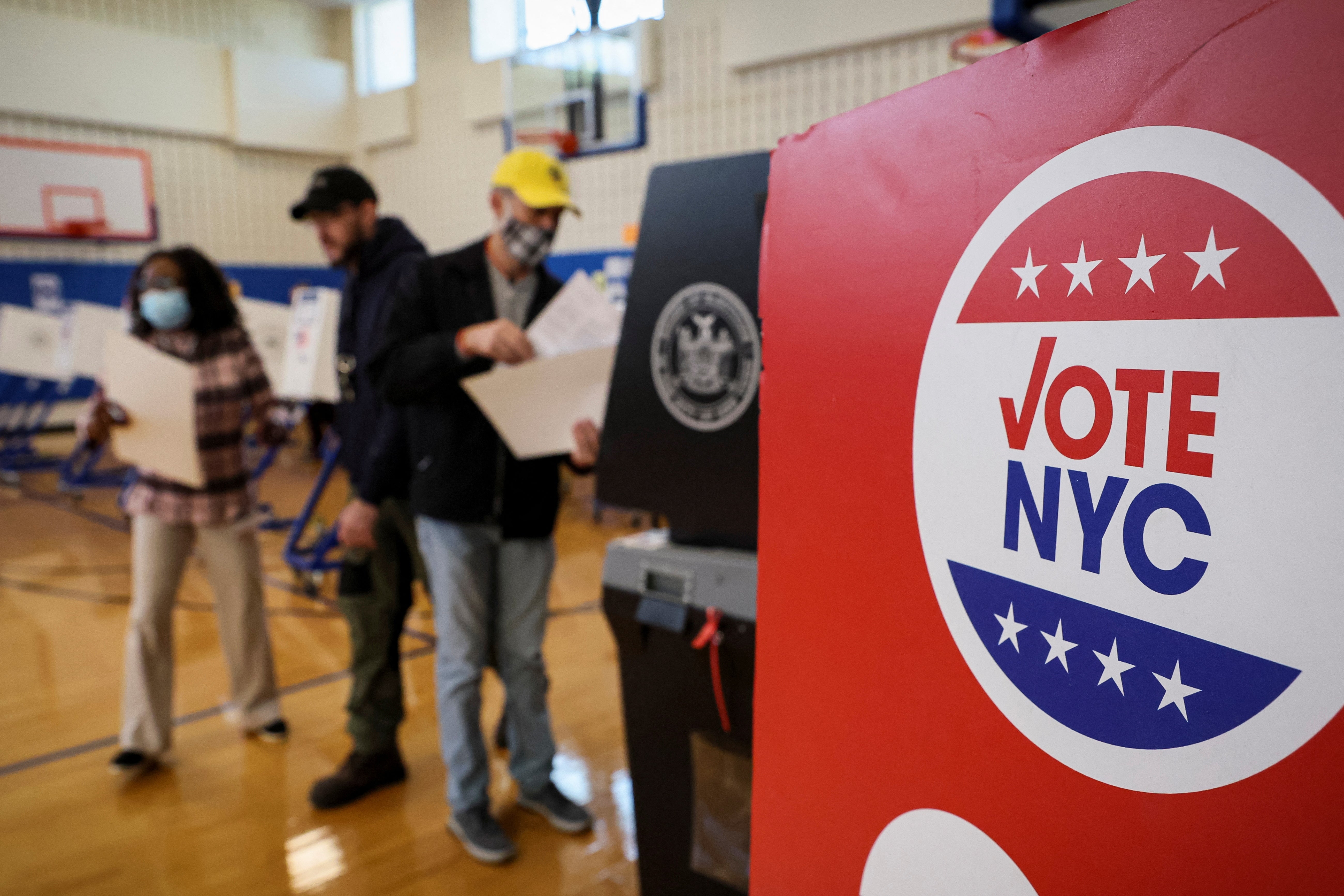 Varios ciudadanos votan en Brooklyn, Nueva York.