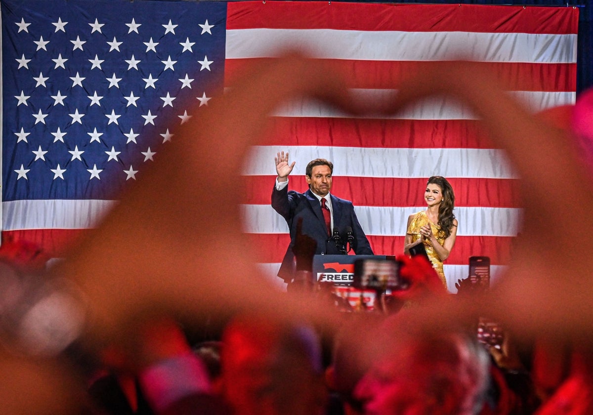 Ron DeSantis saluda al público durante la noche electoral de las 'midterms'