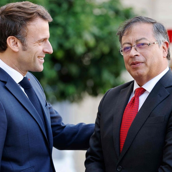 Macron sienta a negociar a Maduro con la oposición en París