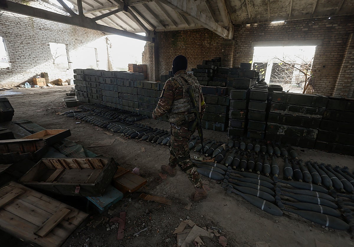 Un soldado ucraniano camina junto a la munición rusa capturada en el pueblo de Blahodatne, retomado por las Fuerzas Armadas de Ucrania
