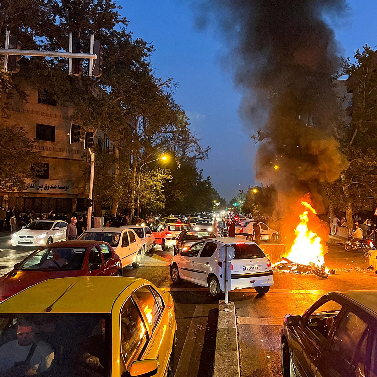 Irán dicta la primera condena a muerte a un manifestante que participó en las protestas contra el régimen de los ayatolás