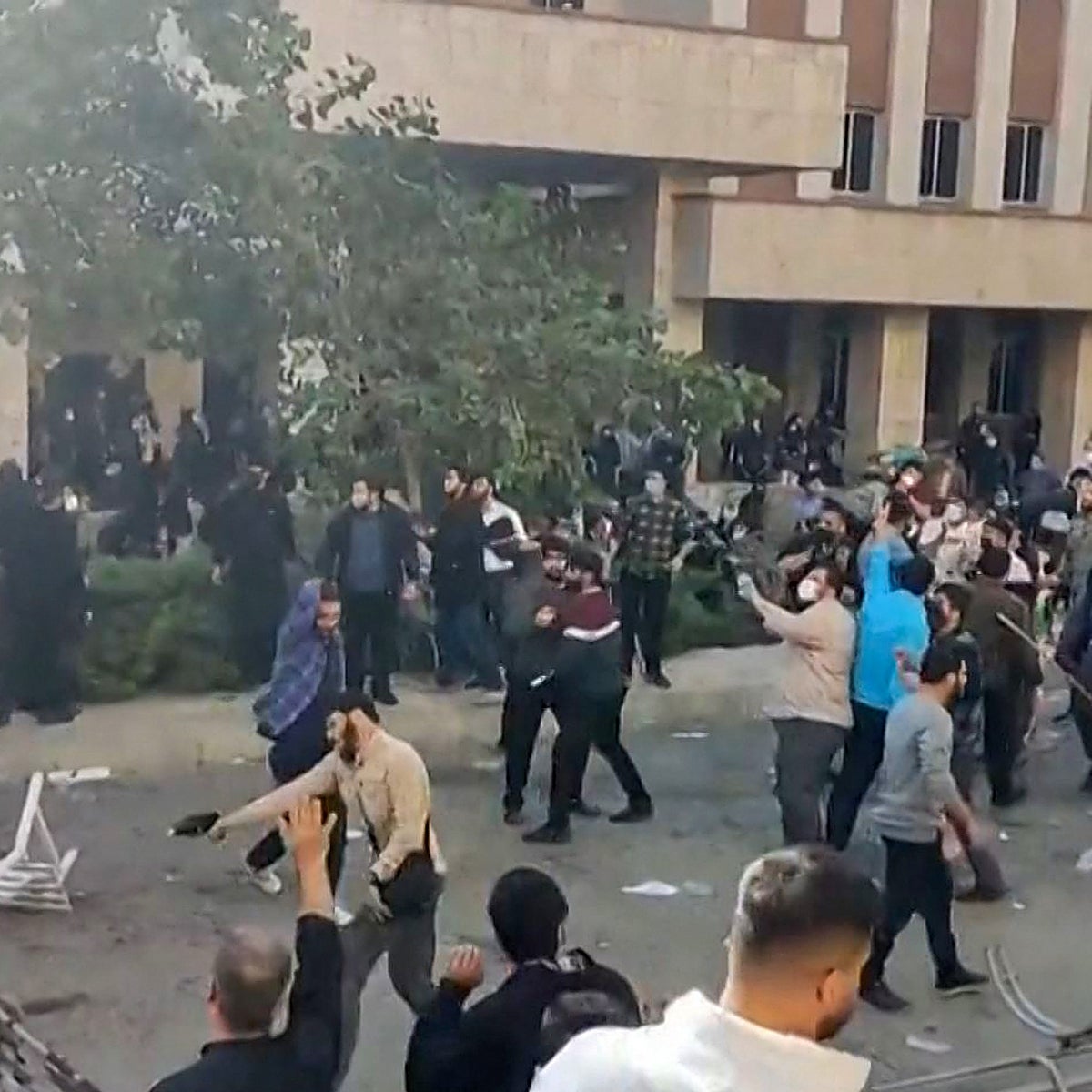 Irán condena a muerte a otros tres manifestantes por las protestas
