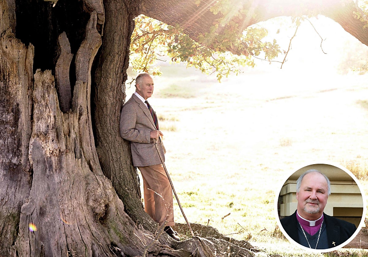 La imagen difundida por la Casa Real Británica en el 74 cumpleaños del Carlos de Inglaterra, el primero que celebra como Rey. Abajo, Gavin Ashenden, capellán de Isabel II durante nueve años