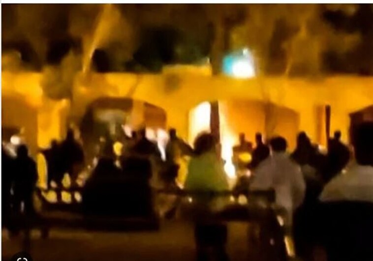 Un grupo de manifestantes iraníes prenden fuego a la casa natal de Jomeini