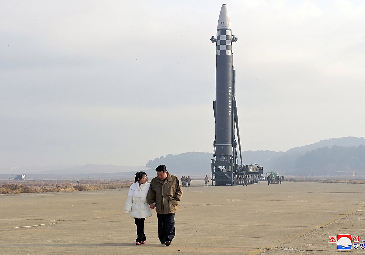 Kim Jong-un aparece por primera vez junto a su hija en el lanzamiento de un cohete.