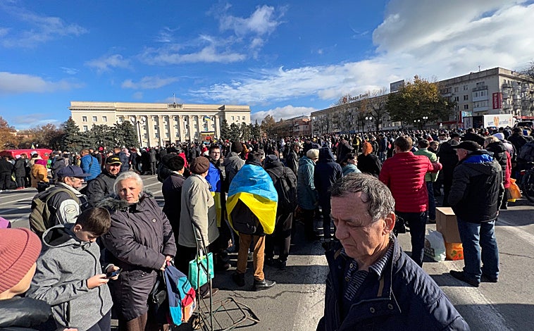 Imagen principal - Una semana después de recuperar la ciudad, que estuvo ocupada durante casi ocho meses por los rusos, la vida intenta volver a la normalidad con la ayuda de las organizaciones humanitaria. La plaza de la LIbertad es el epicentro de la vida (arriba) de los ciudadanos de Jersón
