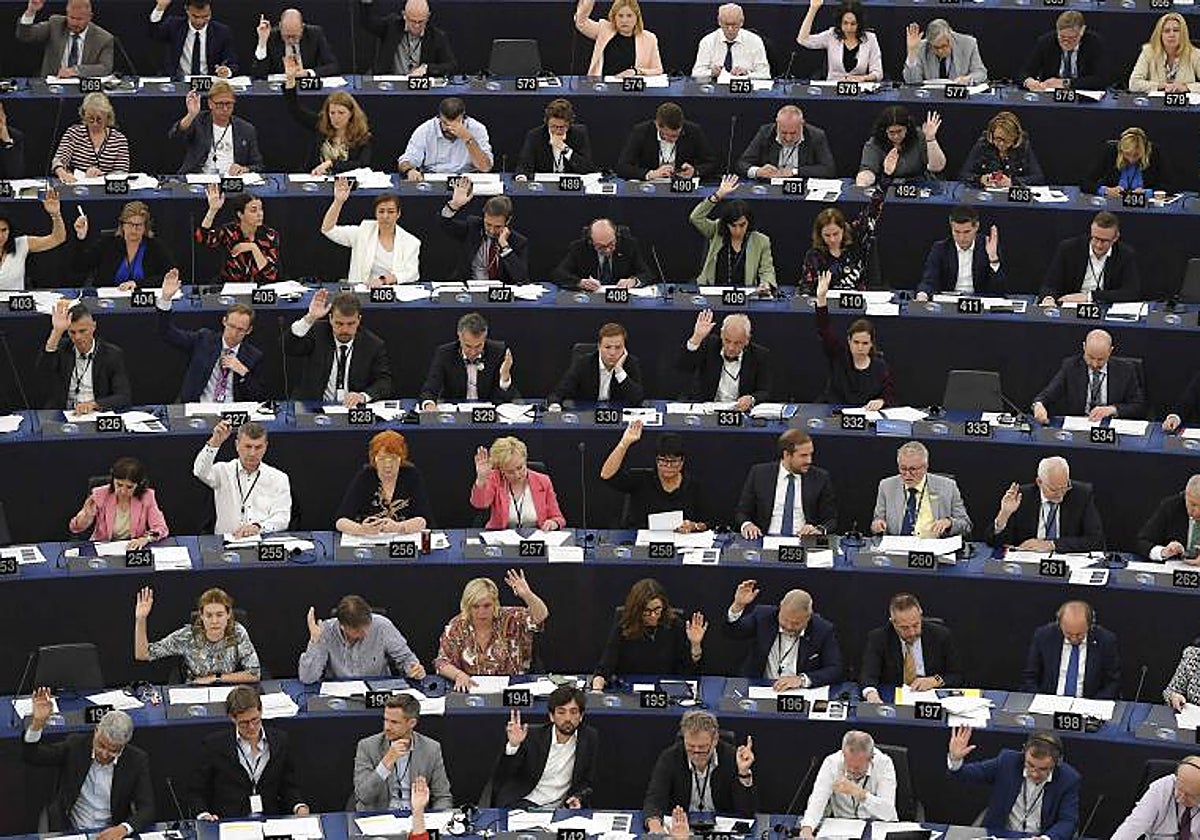 Parlamentarios europos votando, en una imagen de archivo