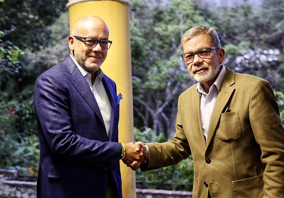 Jorge Rodríguez (izquierda) y Gerardo Blyde, negociadores por parte del Gobierno de Maduro y de la oposición venezolana, respectivamente