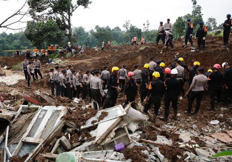 El milagro de Azka, un niño de 6 años que sobrevivió dos días bajo los escombros en Indonesia: «¿Cómo puedes no llorar?»