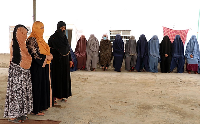 Imagen principal - Mujeres en cárceles en Afganistán. Abajo, protestando por sus libertades que los talibanes les han robado.