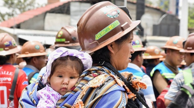 Una mujer con su bebé en una de las protestas de los mineros en Bolivia