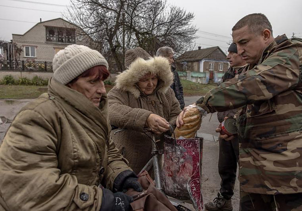 Varias personas reciben pan y otros alimentos en la región de Jersón