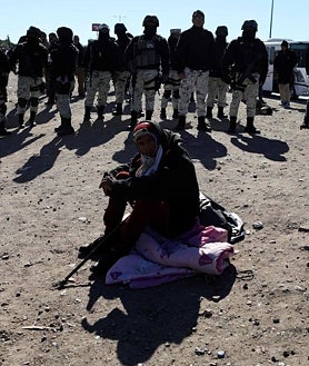 Imagen secundaria 2 - Desalojan a la fuerza a cientos de inmigrantes venezolanos en Ciudad Juárez