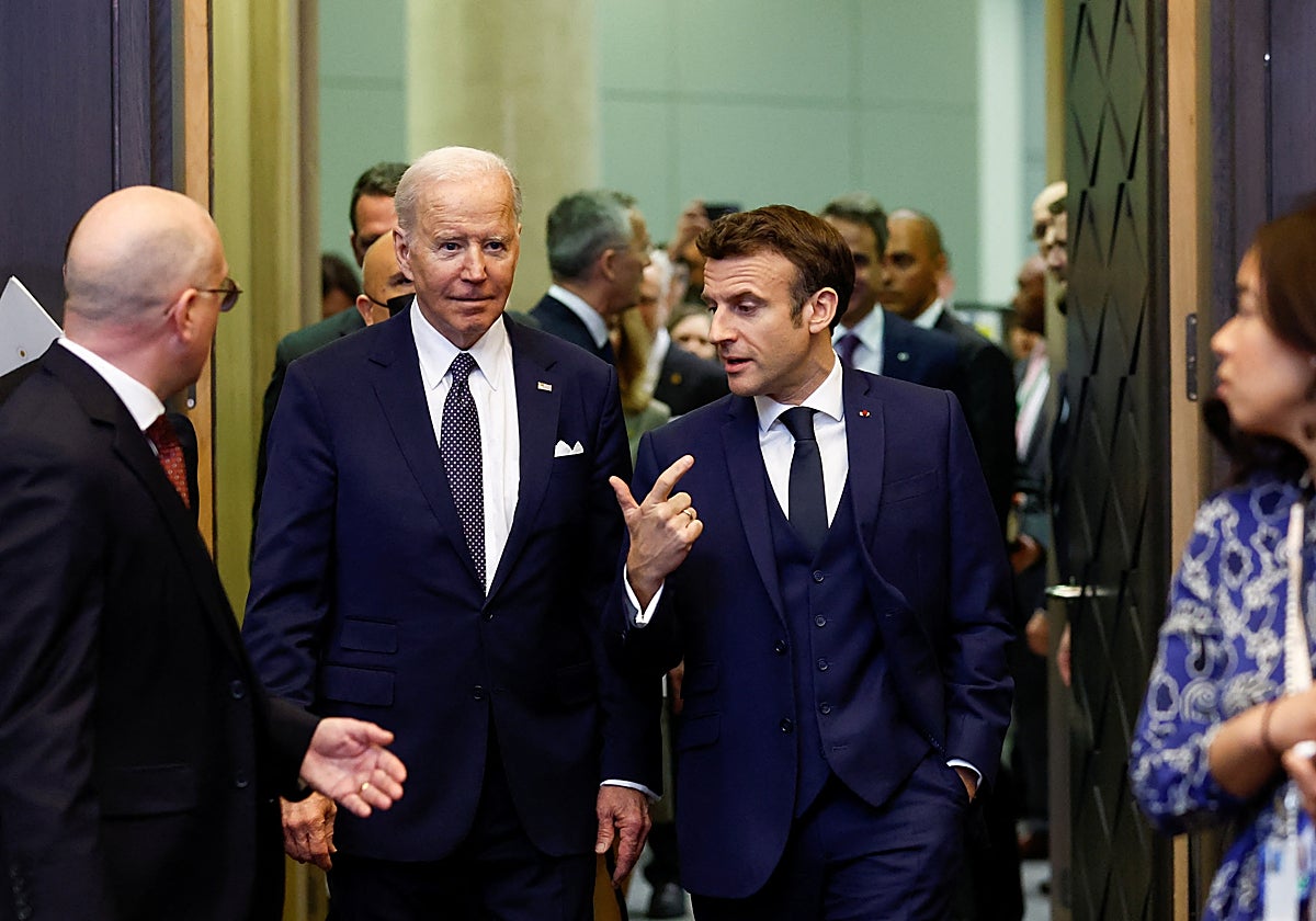 Joe Biden y Emmanuel Macron durante la cumbre de la OTAN en Bruselas