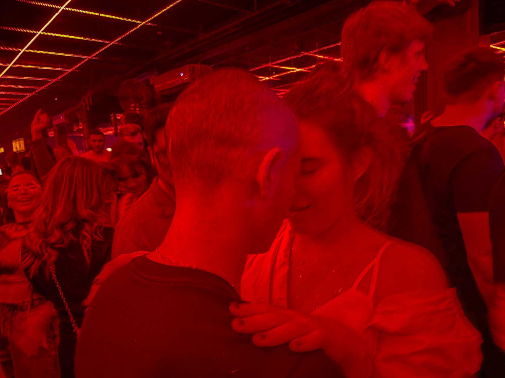 Una pareja baila en la noche ucraniana