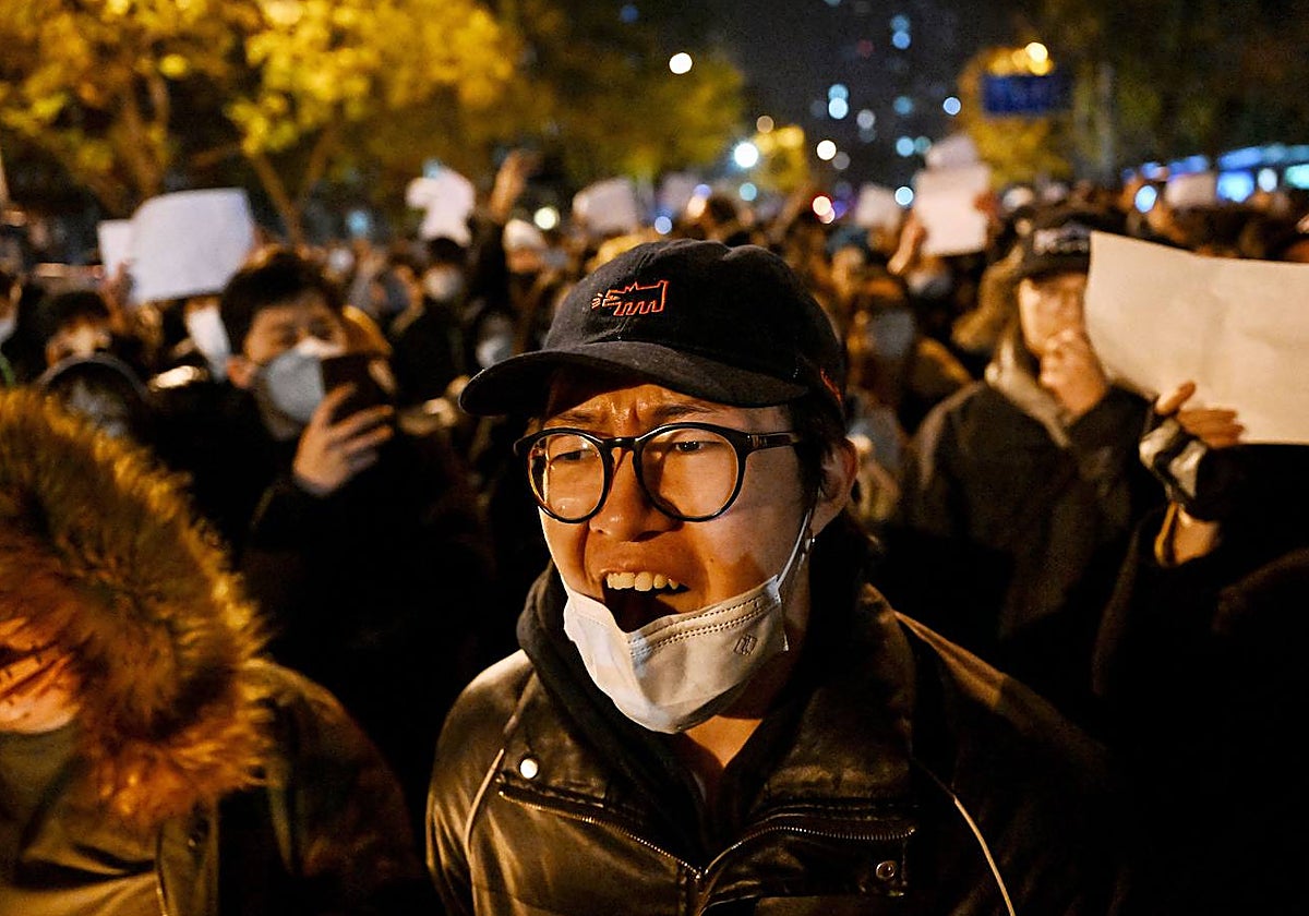 Un joven se manifiesta durante las protestas en Pekín