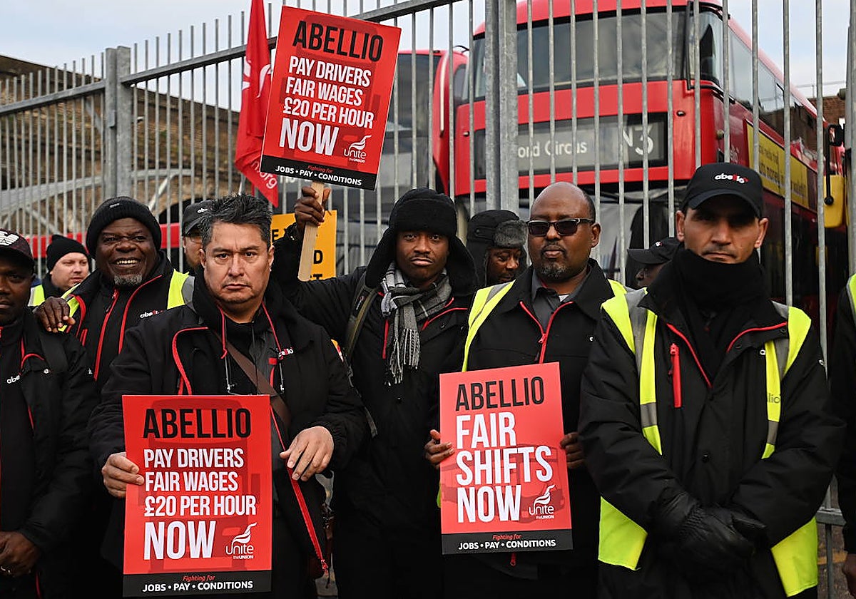 Un grupo de trabajadores de la empresa de autobuses Abellio protesta en Londres