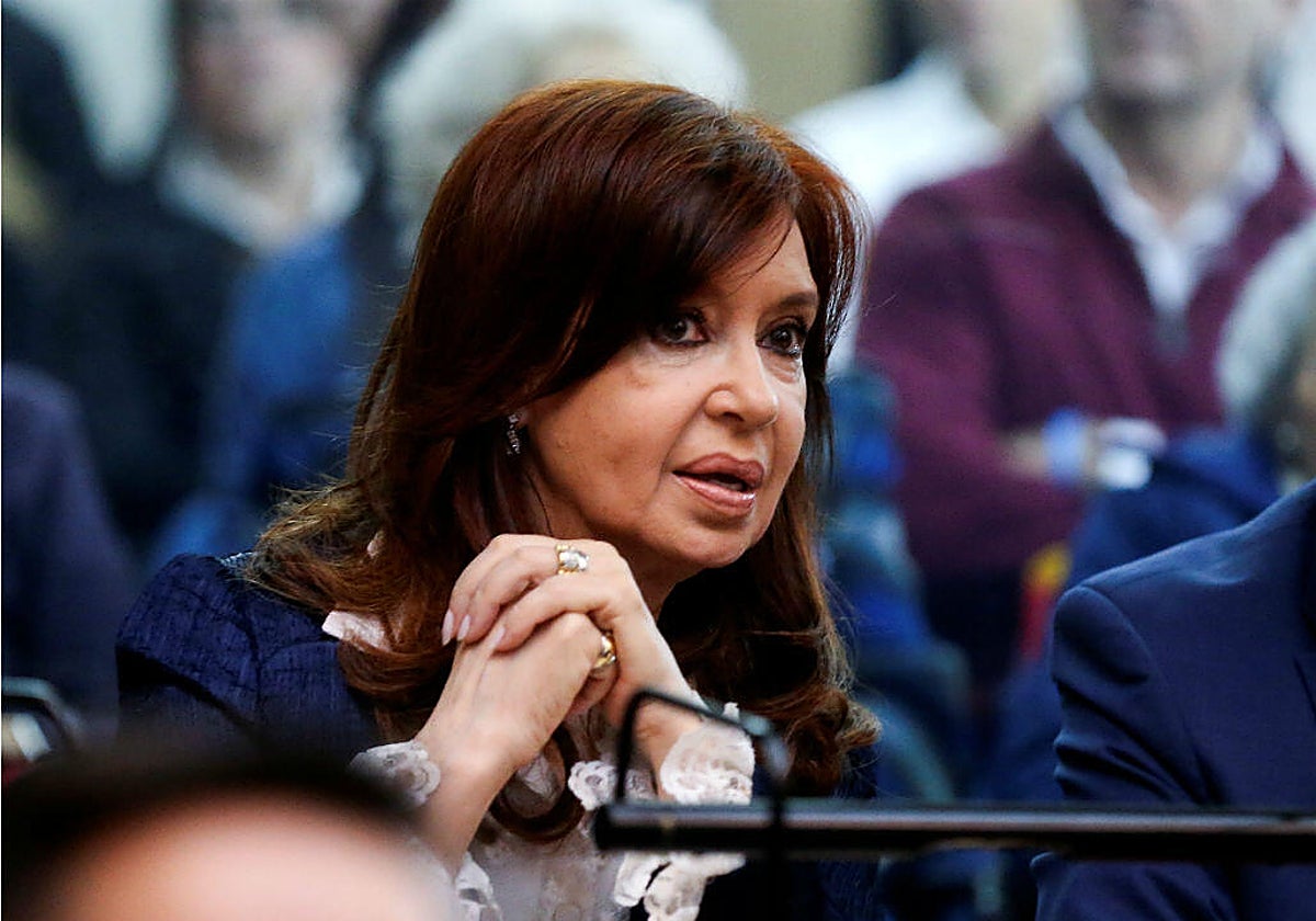 Fernández de Kirchner, habla con su abogado, Carlos Beraldi, en un tribunal antes del inicio de un juicio por corrupción, en Buenos Aires, en 2019