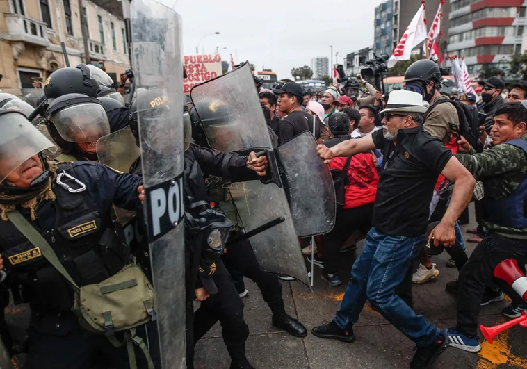 Simpatizantes y opositores del expresidente de Perú Pedro Castillo se enfrentan ante el centro donde está detenido